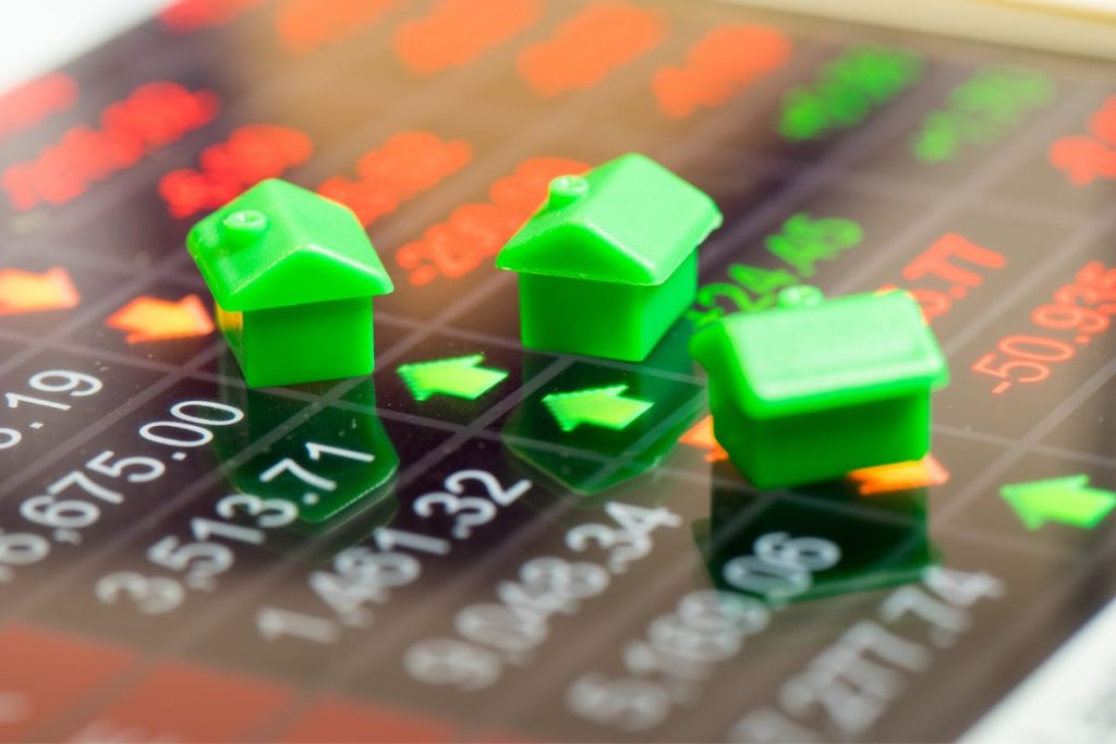 De ce nu cade piața imobiliară din România?